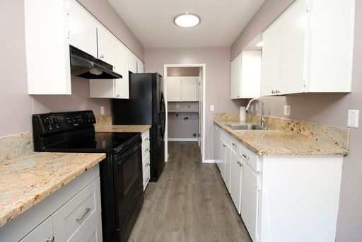 Fabulous Updated 2 Bed/1.5 Bath Townhome in Central Hillsboro – photo 1