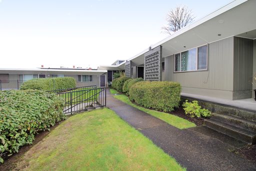 Come Home To This Beautifully Updated 2 Bedroom SW Portland Apartment! – photo 1