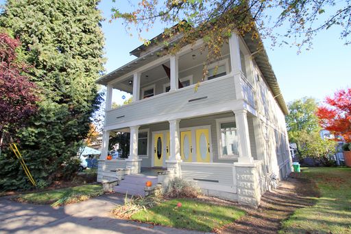 Brooklyn Beauty! Spacious 1 Bed Upper Unit in Vintage Craftsman 4Plex – photo 1