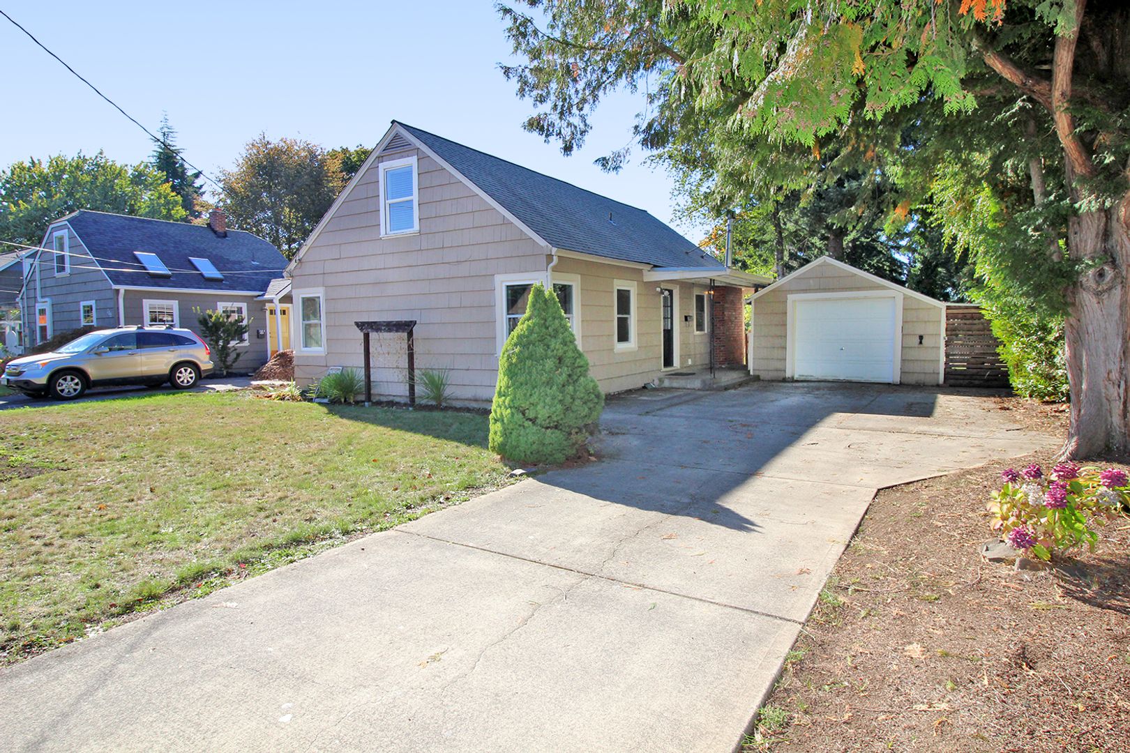 Gresham House: 805 NW Angeline Ave