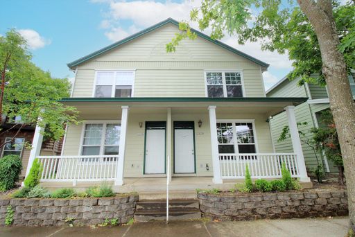 2 Bed, 2.5 Bath Townhome in Conveniently-Located Fairview Triplex – photo 1