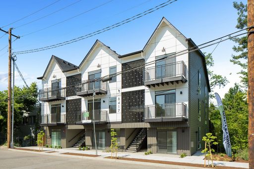 Upper Floor Contemporary 1 Bedroom Apartment - SW Portland – photo 1