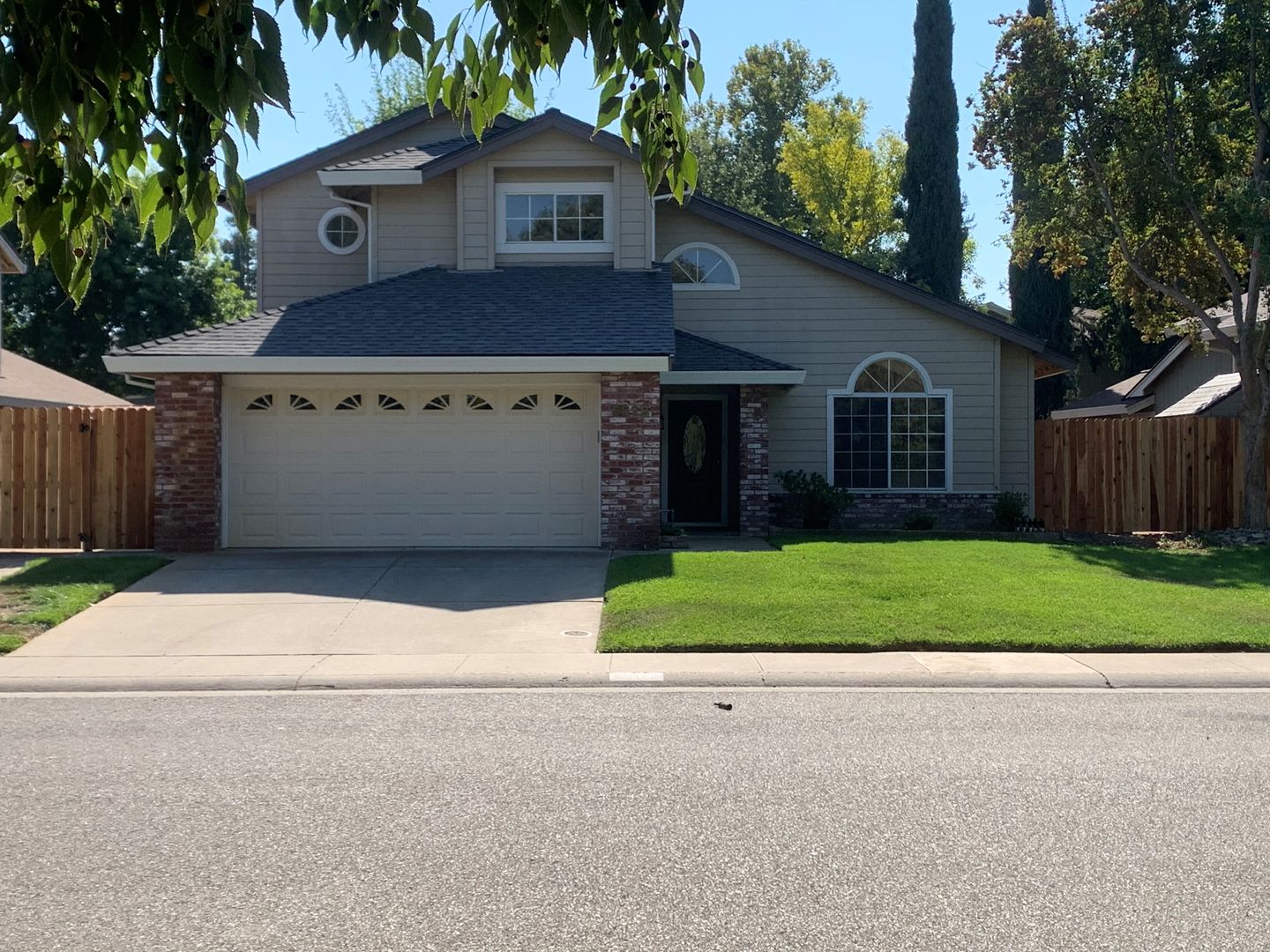 Elk Grove House: 5828 Laguna Vale Way