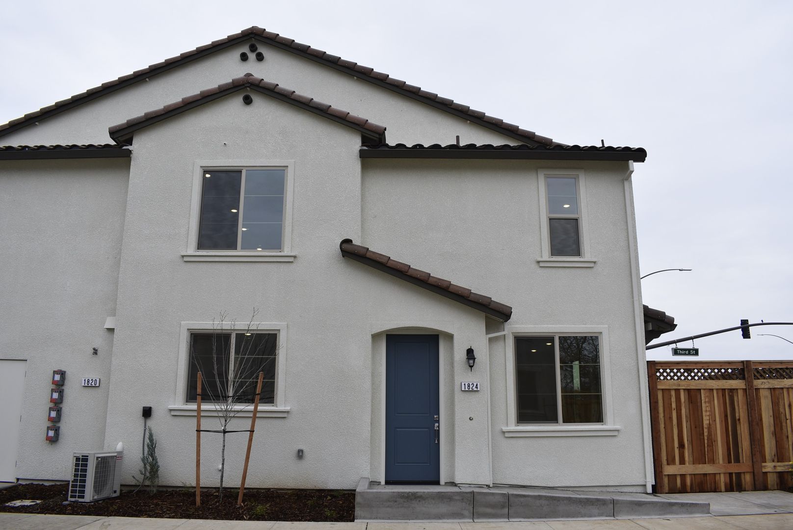 Lincoln House: Snowy White Place Unit 51