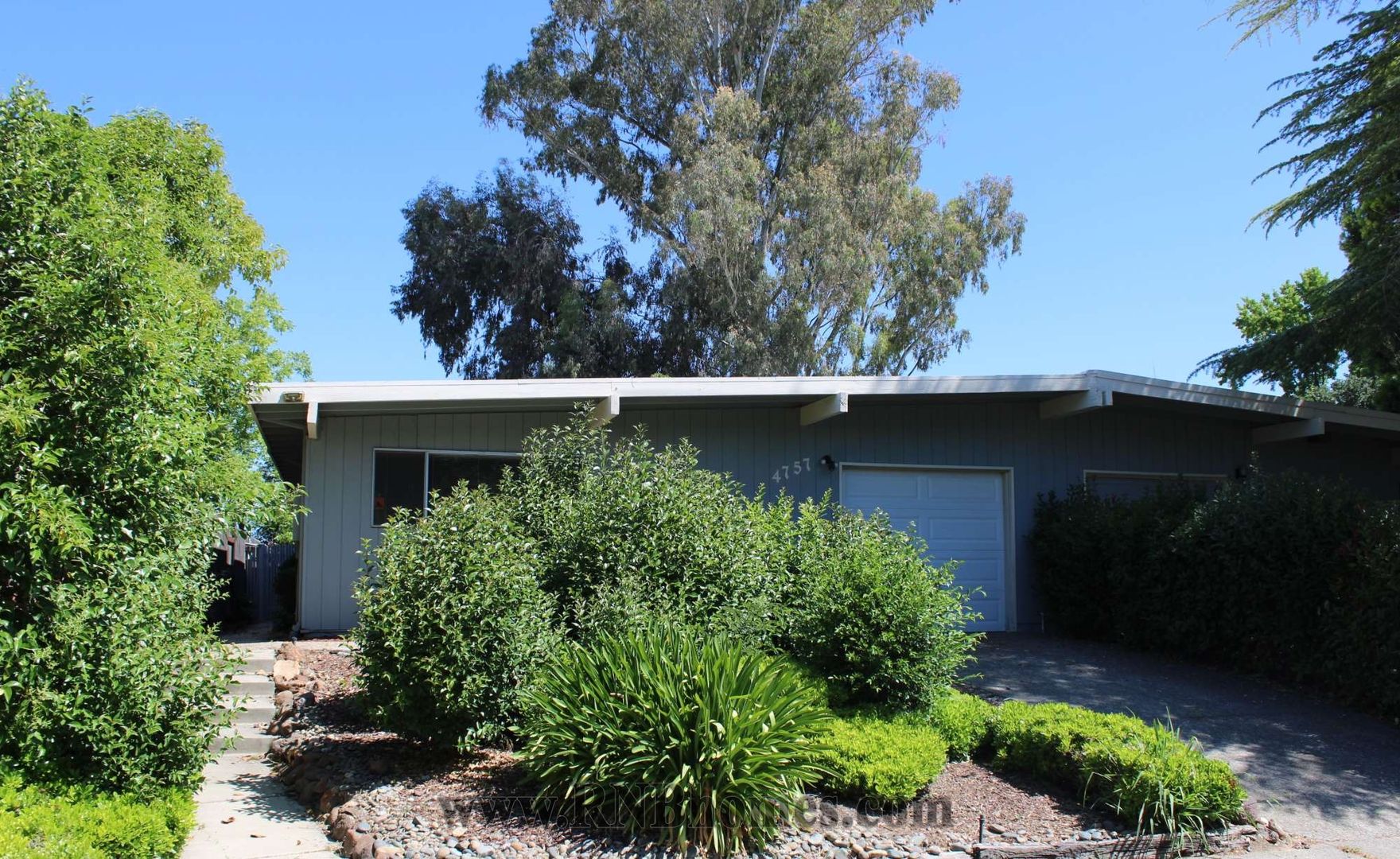 Sacramento House: 4757 River College Drive