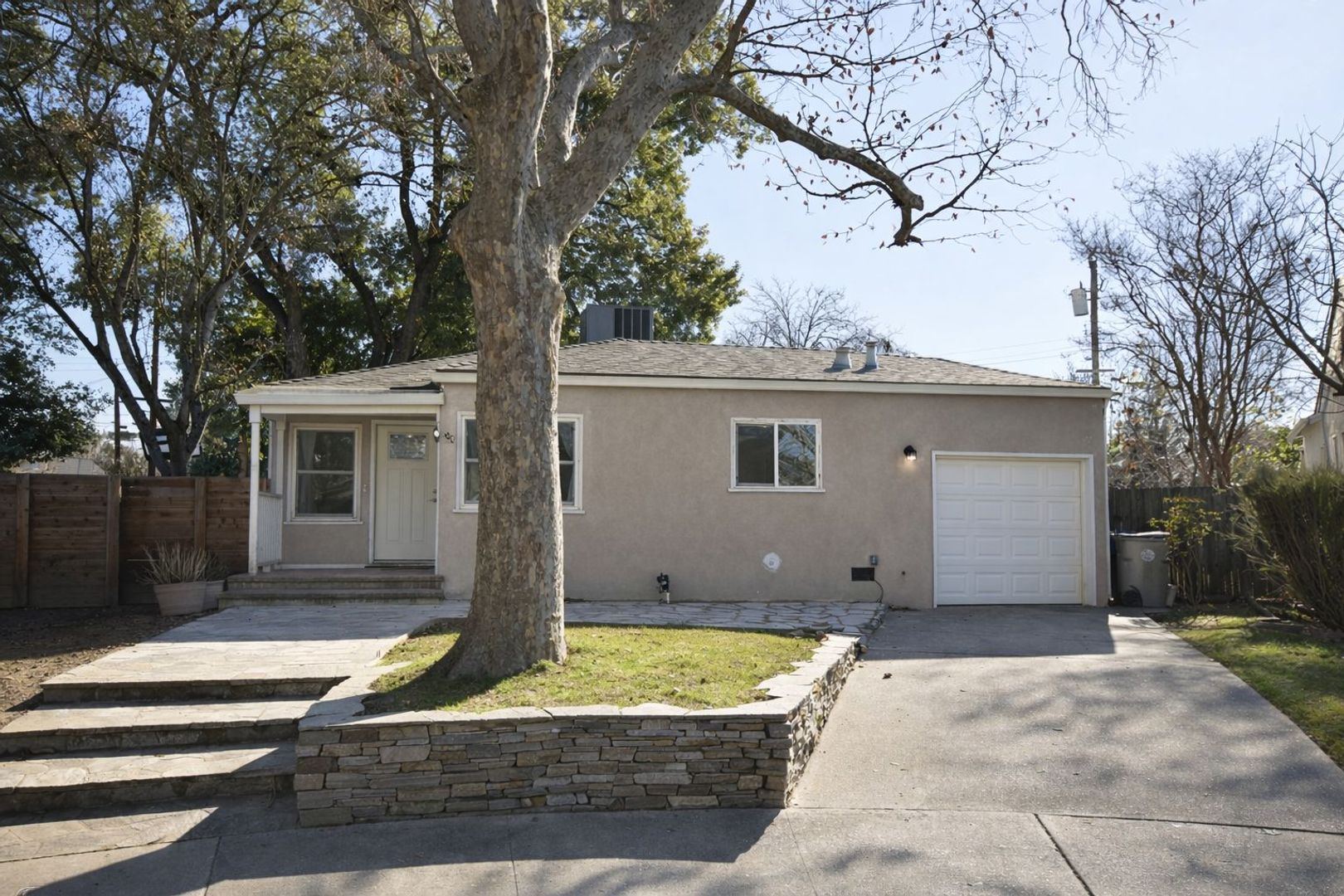 Sacramento House: 600 Perkins Way