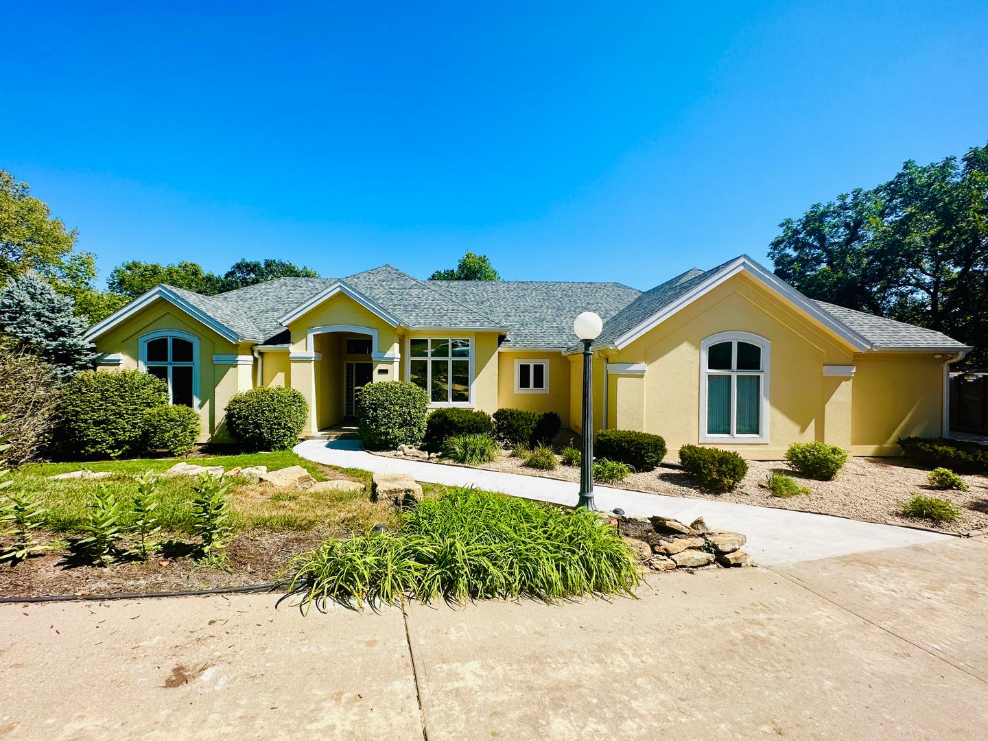 Shawnee House: 6411 Hillside Street