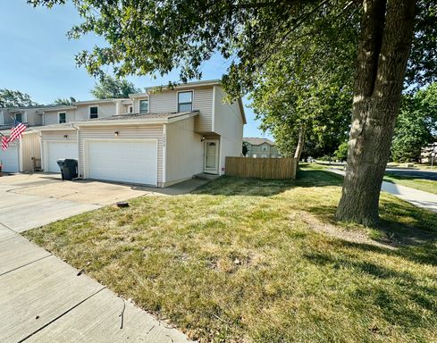 {1423} Updated Townhome + Two Car Garage + Fenced Yard + Lawncare Included – photo 1