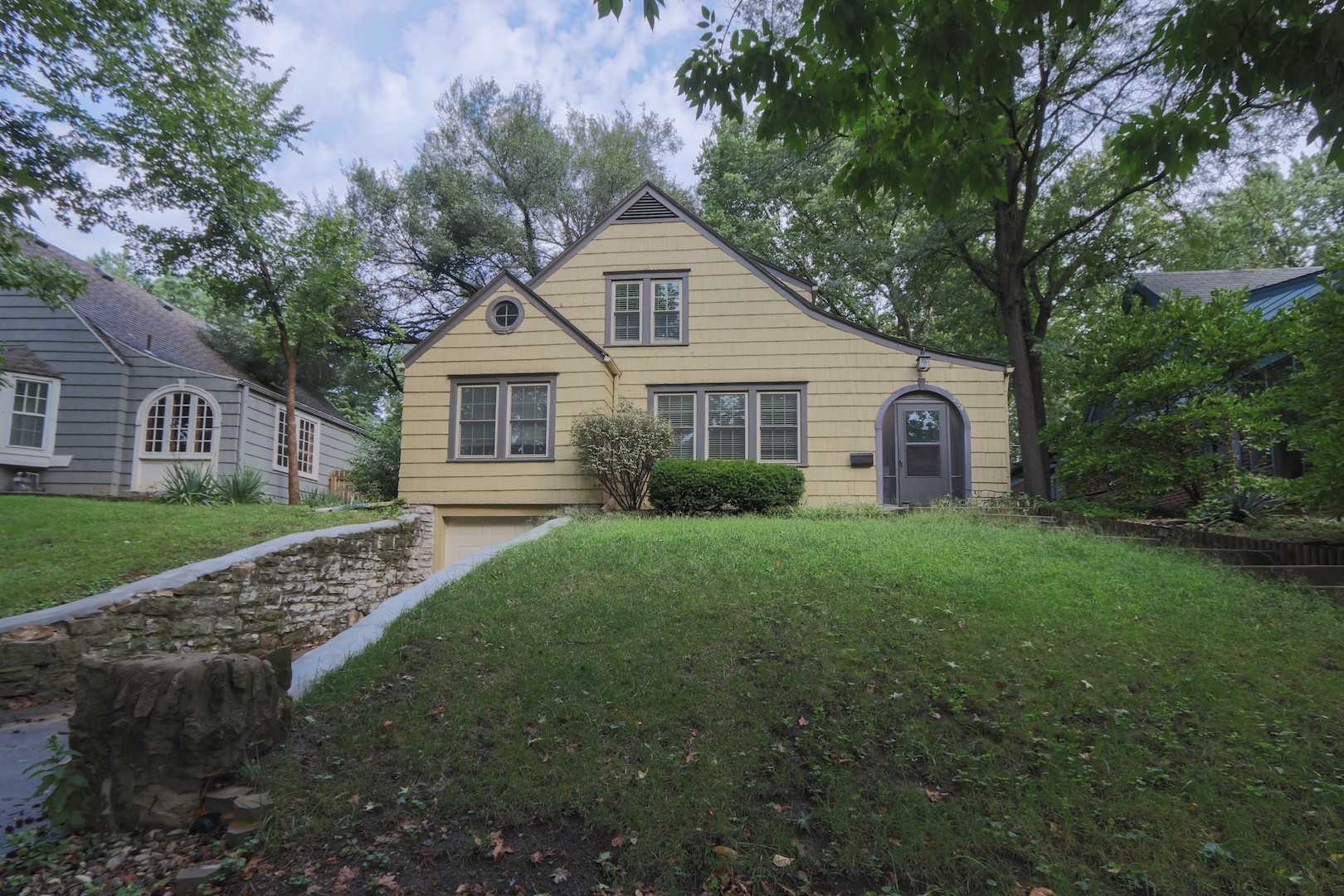 Kansas City House: 224 E Winthrope Road