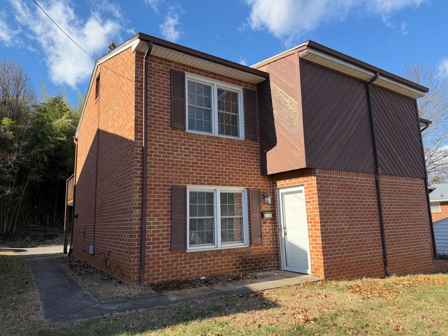 Roanoke House: 3814 Plantation Rd