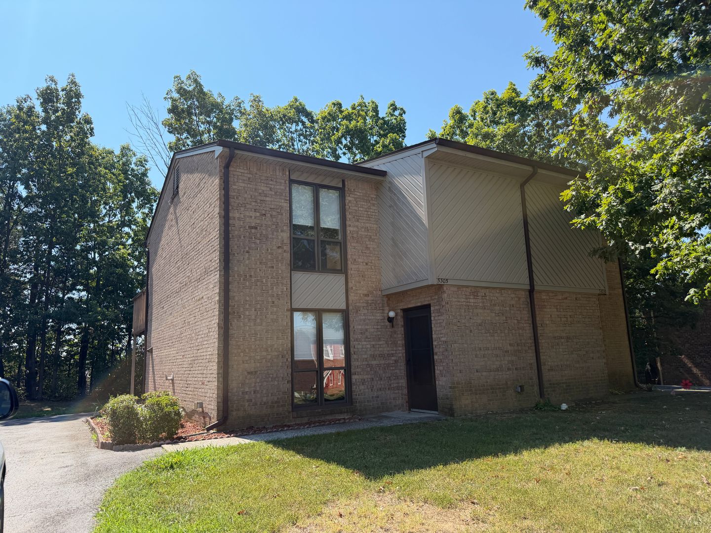 Roanoke House: 5305 Century Dr