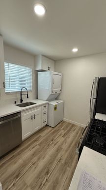 *Charming Brand New 2 Bed 2 Bath w/ Washer & Dryer!* – photo 1