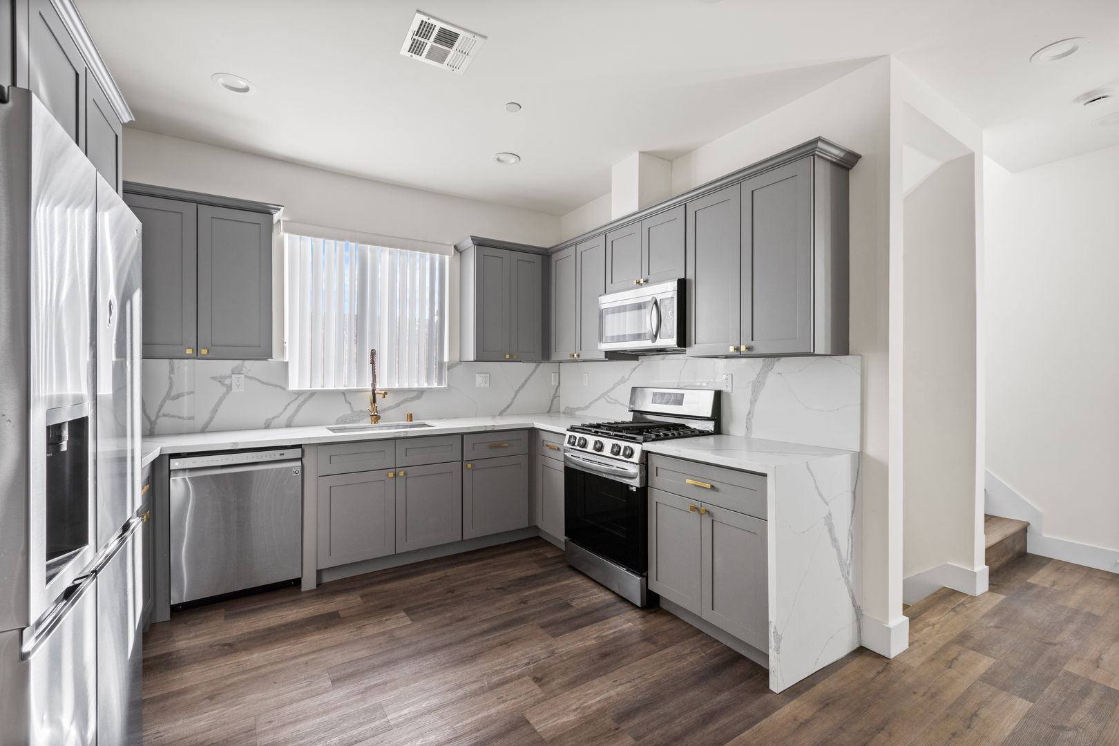 Los Angeles Townhome: 11621 Ayres Ave.