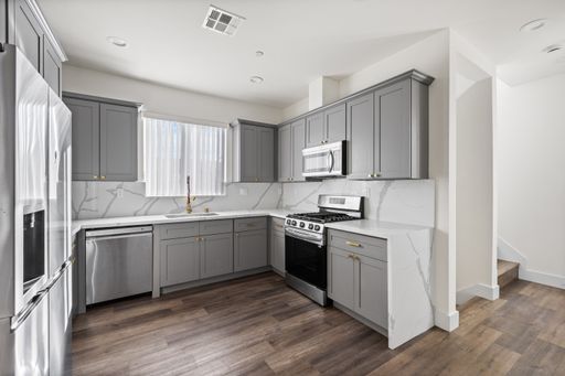 Modern and Updated 4 bed / 4 1/2 bath townhome located in the desirable Sawtelle neighborhood – photo 1