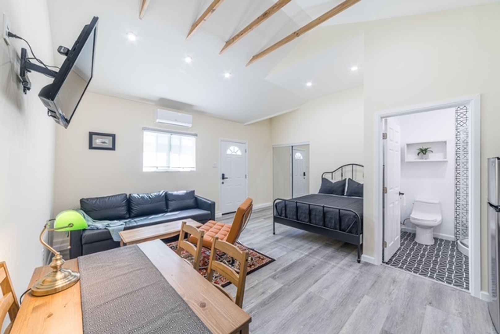 Granada Hills Apartment: 10527 Bianca Ave