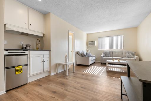 Spacious Studio Apartment - Noho Arts District