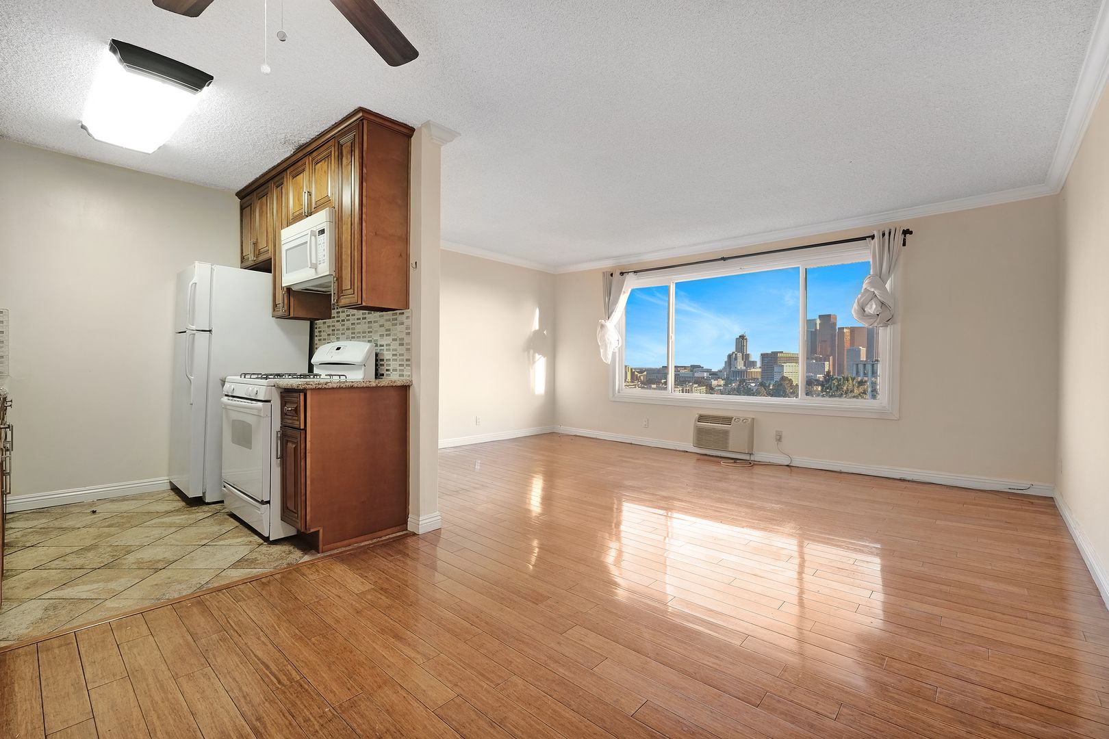 Los Angeles Apartment: 985 Marview Ave.