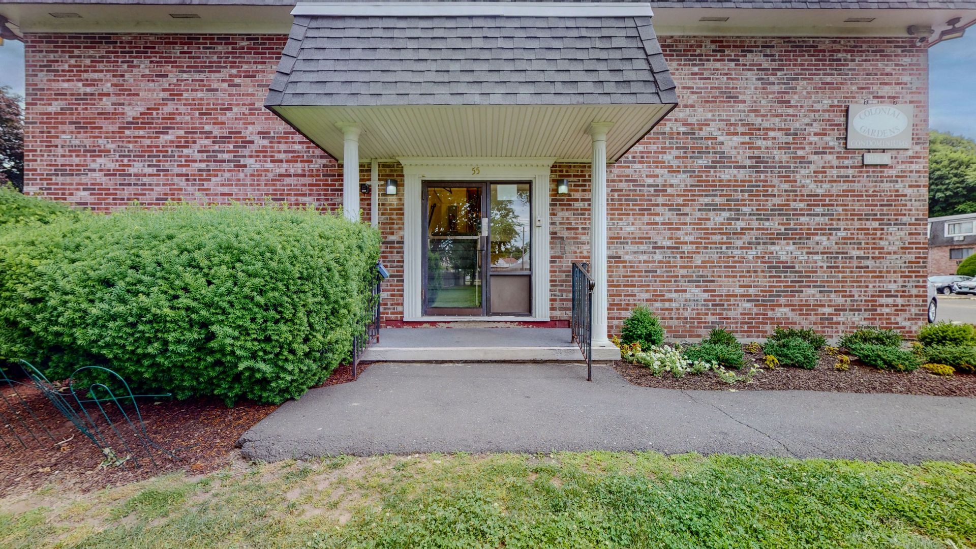 Convenient 1 Bedroom Condo close to train station and shopping area  