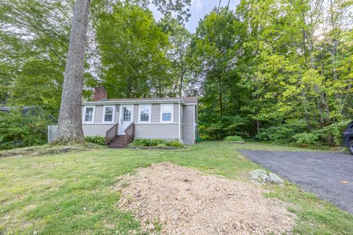 Lake Cottage Charm Near Coventry Lake Beach