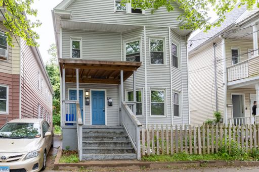 Spacious & Updated 3-Bedroom Apartment – photo 1