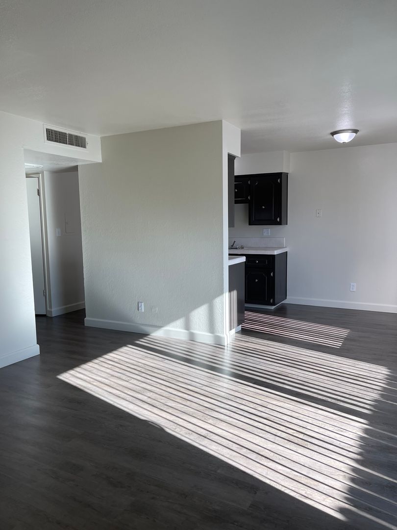 FRESNO Apartment: 293 S. Callisch Ave