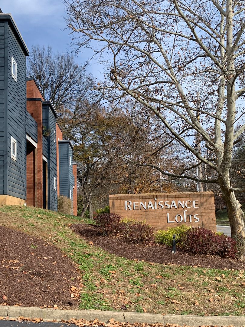 Louisville House: 2745 Grinstead Drive, Unit 106