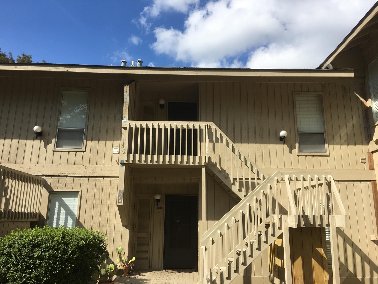 Daphne House: 2066 Sea Cliff Drive North