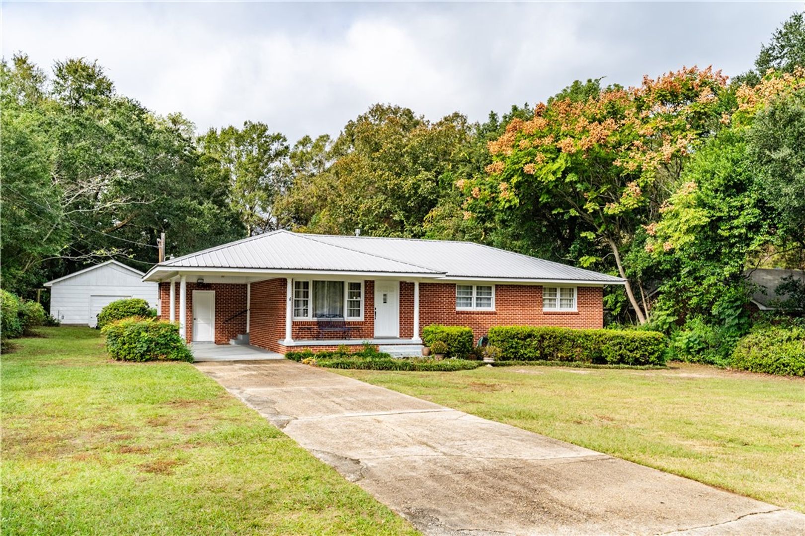 Mobile House: 304 Dogwood Dr