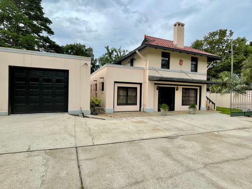 LOVELY CARRIAGE HOME IN THE HEART OF MIDTOWN – photo 1