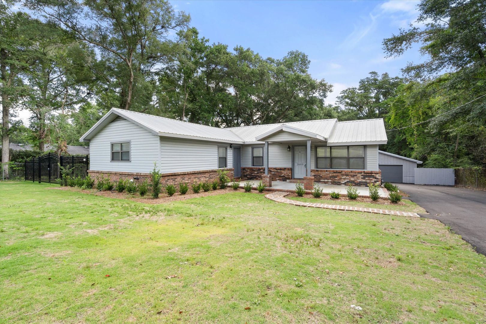 Mobile House: 2609 Longleaf Drive