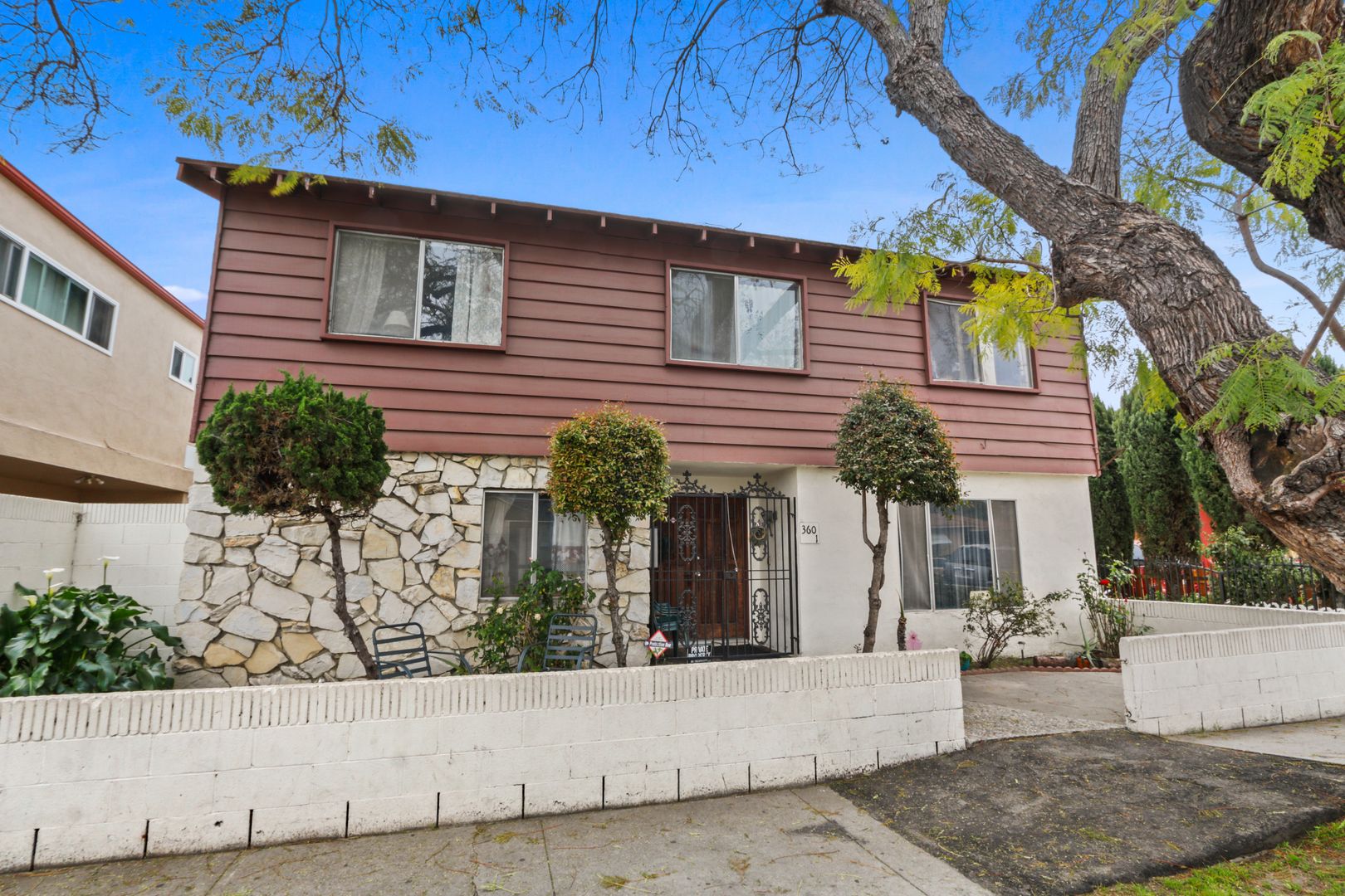 Long Beach Apartment: 360 E 55th St