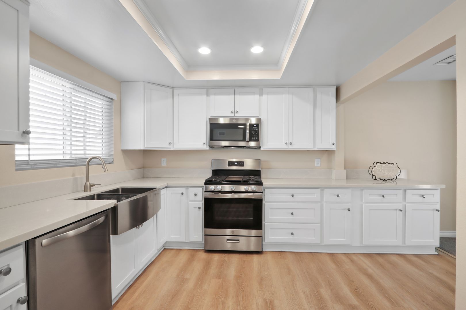 La Habra Townhome: 989 W Imperial Hwy Unit D