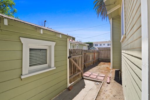 2723 E 8th St, Long Beach, CA 90804-4717