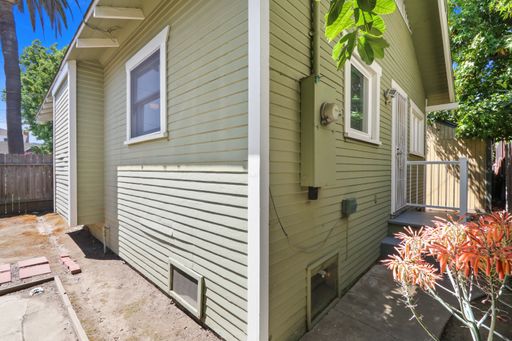 2723 E 8th St, Long Beach, CA 90804-4717