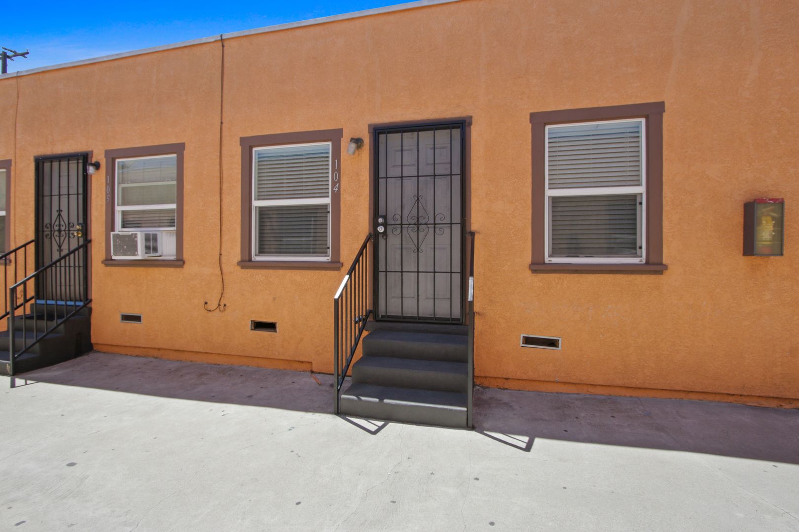 Long Beach Apartment: 1626 Pacific Ave