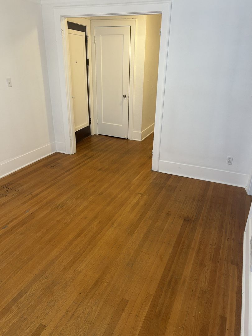Seattle Apartment: 4737 Brooklyn Ave Ne