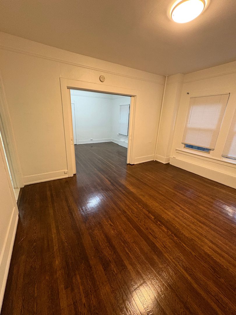 Seattle Apartment: 1132 10th Ave E