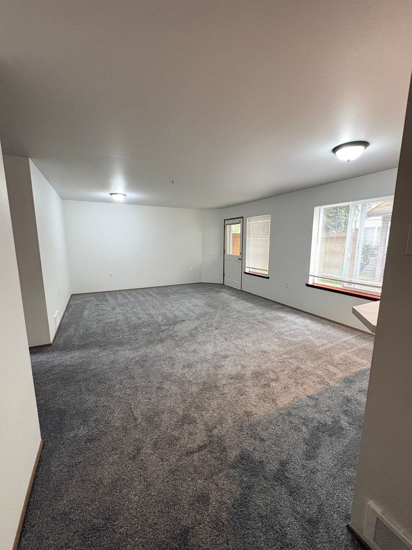 Shoreline Apartment: 1302 N 152nd St