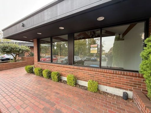 Prime 1,181 SF retail/office suite available – photo 1