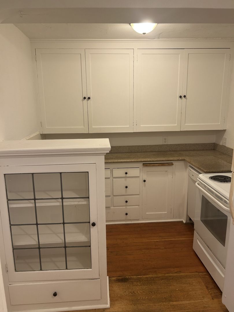 Seattle Apartment: 4737 Brooklyn Ave Ne