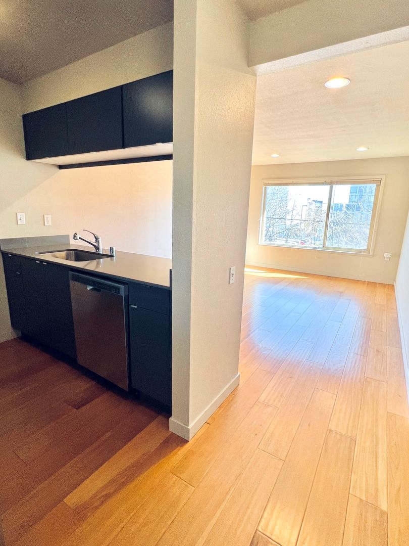 Seattle Apartment: 844 NE 69th St