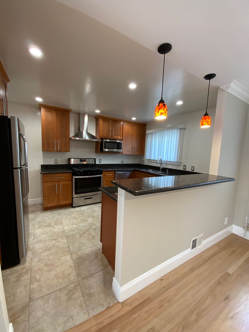 Menlo Park Apartment: 729 Roble Avenue