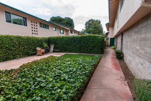 Available Now! Delightful Upstairs Apartment in the Heart of Menlo Park