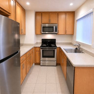 Beautifully Remodeled 2BR/2BA with A/C and Expansive Private Deck in Linfield Oaks