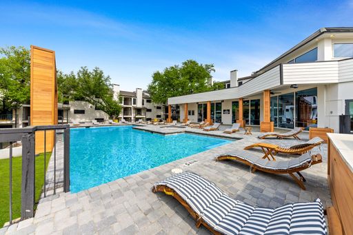 Two Bedroom Apartment Home Conveniently Located in Dallas, TX! – photo 1