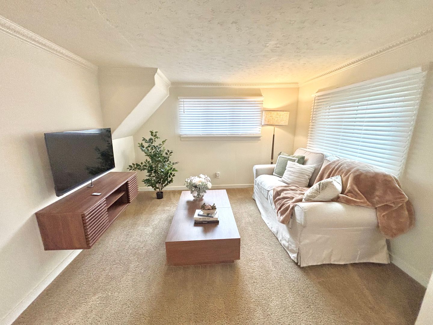 Rochester House: 332 Cascade Place