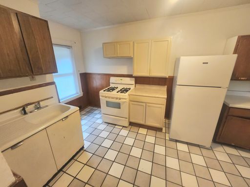 Spacious 1bd apt | Laundry hooks | Washer hook ups in unit
