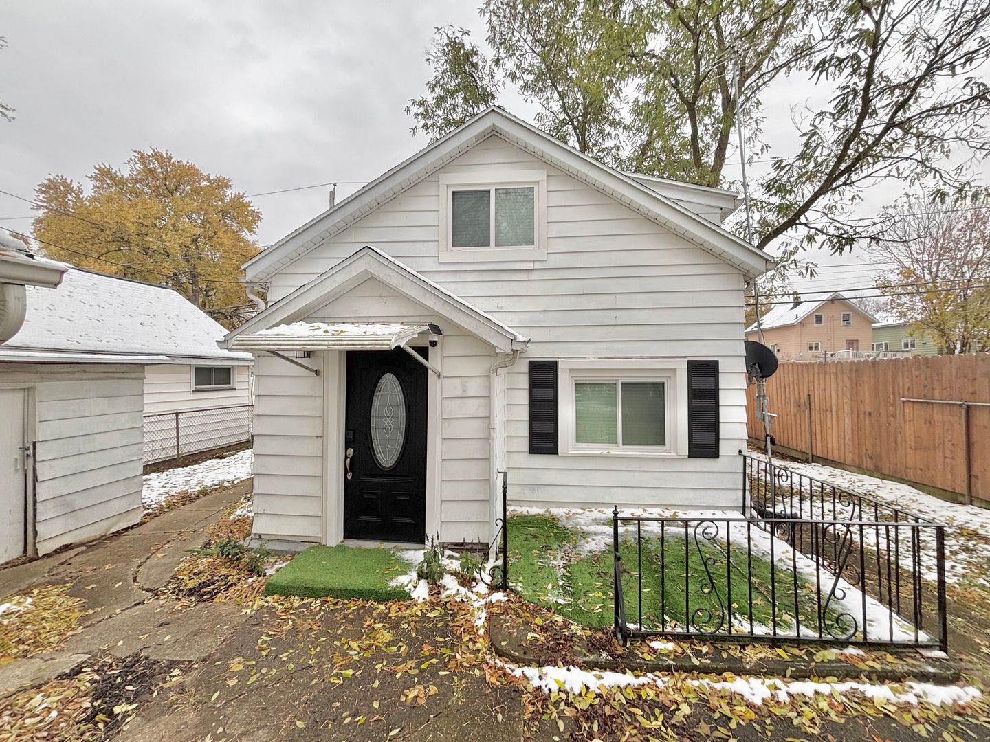 Rochester House: 332 Cascade Place