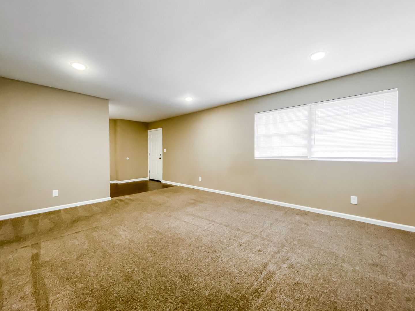 Hutchinson Apartment: 116 E 10th Ave