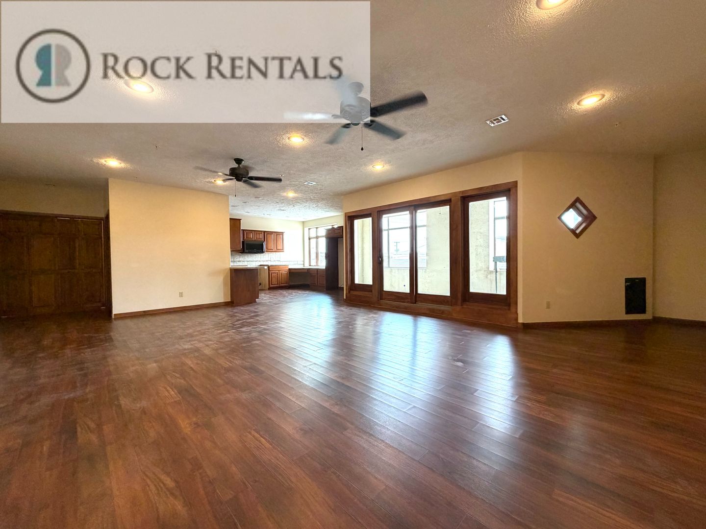 Hutchinson Apartment: 2 N Main St